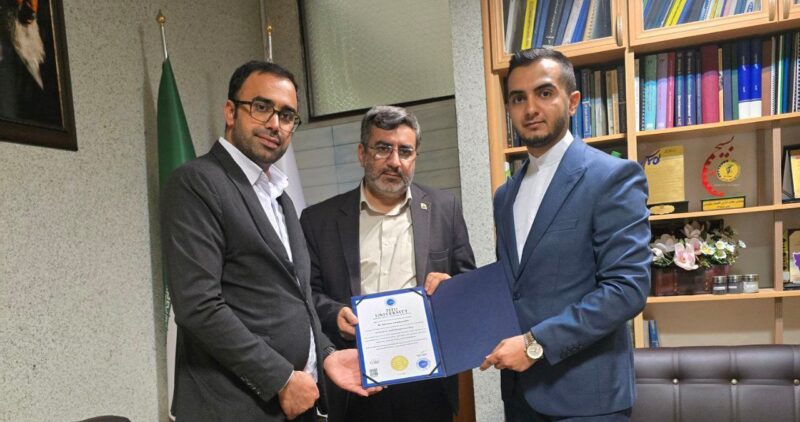 مدال و دیپلم افتخاری دانشگاه تیتو ترکیه در دستان امیررضا اسکندرزاده نخبه میاندوآبی