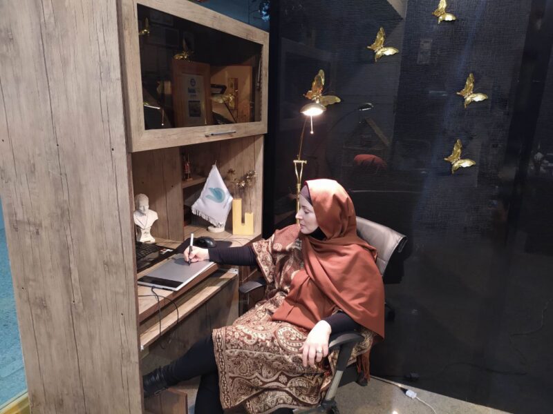 از بچگی دوست داشتم حرفهایم حرفهایم را به زبان شوخی با کشیدن کارتون و کاریکاتور به پدر و خانواده نشان دهم