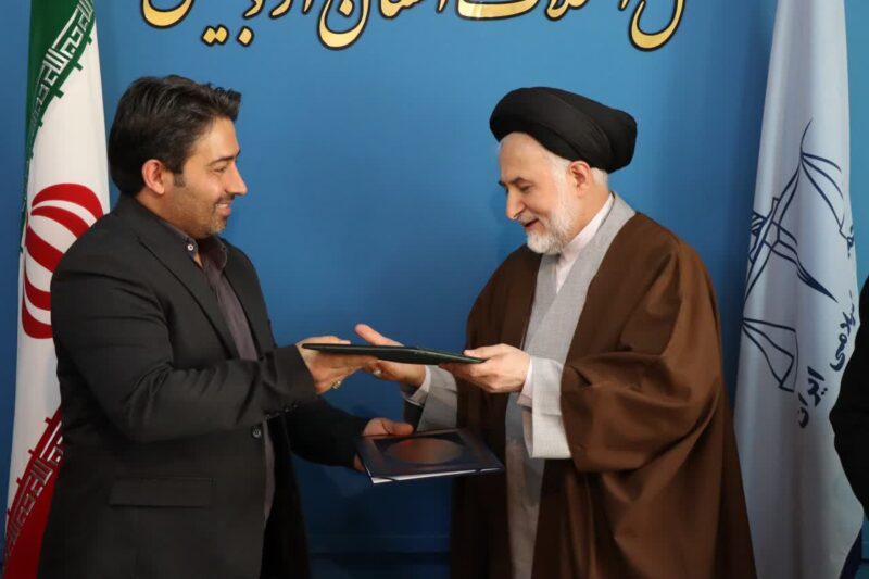 اهدای حکم سفیر صلح به حجت الاسلام سید حسین علوی+تصاویر