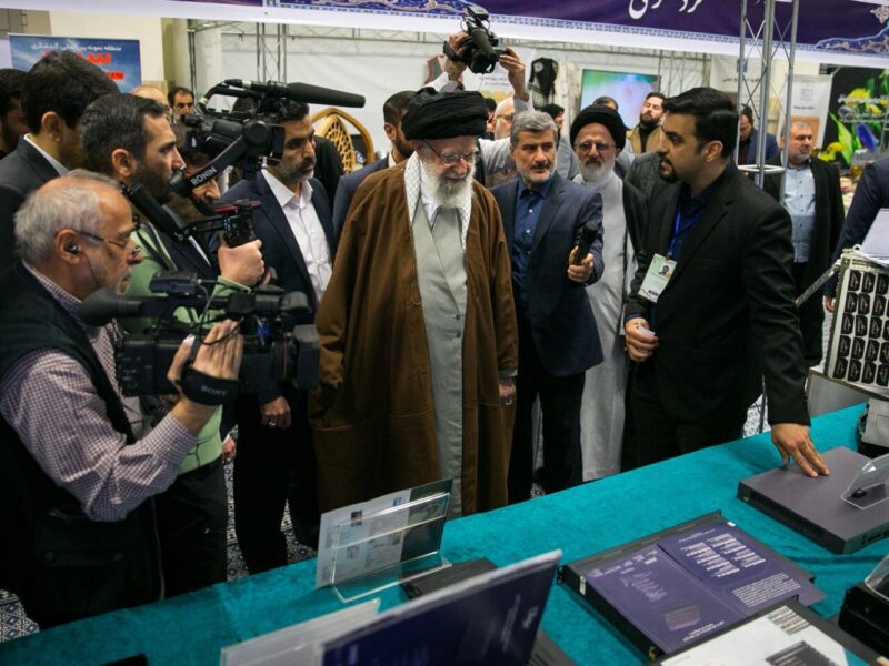 بازدید رهبر انقلاب از نمایشگاه رویداد ملی پیشگامان پیشرفت