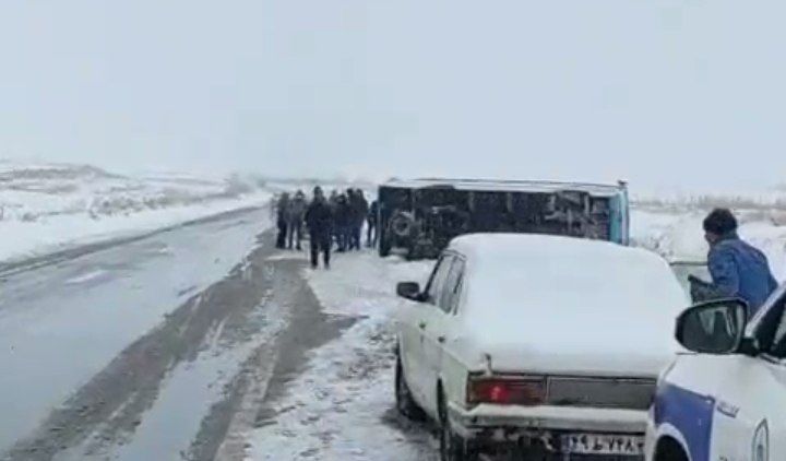 واژگونی ۲دستگاه مینی بوس در جلفا با ۱۳ مصدوم