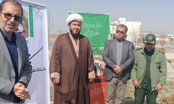 کاشت ۱۱۰۰ نهال بیاد ۱۱۰۰ دانش آموز نخبه مبارک شهری
