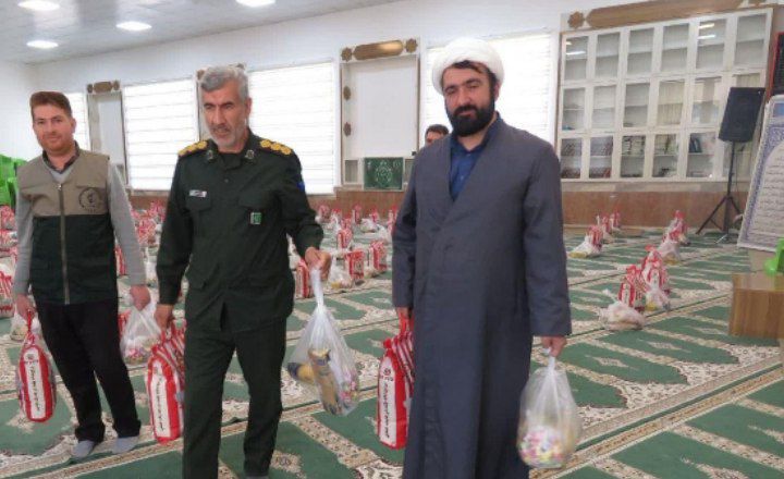 ۵۰۰ بسته معیشتی به همت سپاه عجب شیر به نیازمندان این شهرستان اهدا شد