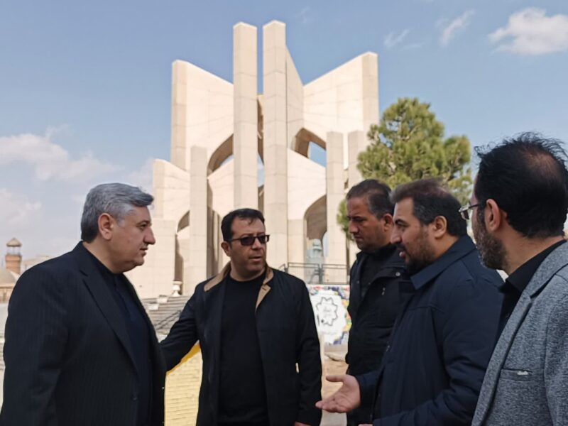 نعمت اله پایان در آستانه سال نو از مقبره الشعرای تبریز بازدید کرد