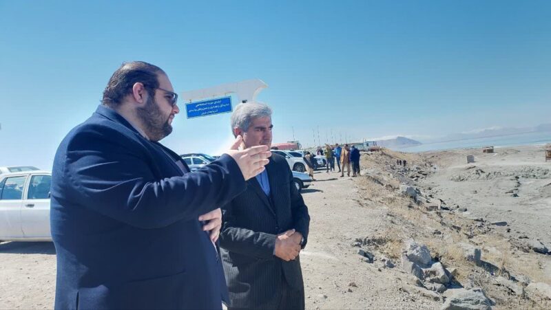 بازدید فرماندار از ساحل دریاچه ارومیه در آق‌گنبد و بررسی ظرفیت‌های گردشگری