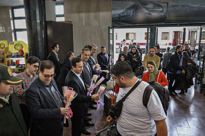 استقبال فرماندار تبریز و مدیران استانی از مسافران در راه‌آهن تبریز