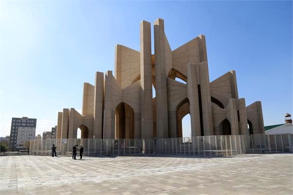 قدم زدن در خانه شعر معاصر 