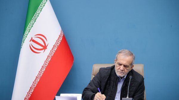 طی حکمی از سوی پزشکیان؛ معاون پارلمانی رئیس جمهور برکنار شد