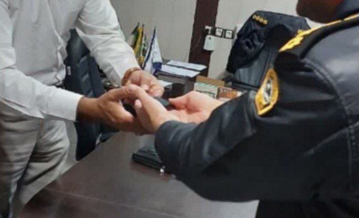 افسر پاکدست میانه ای گوشی گمشده را به صاحبش پس داد