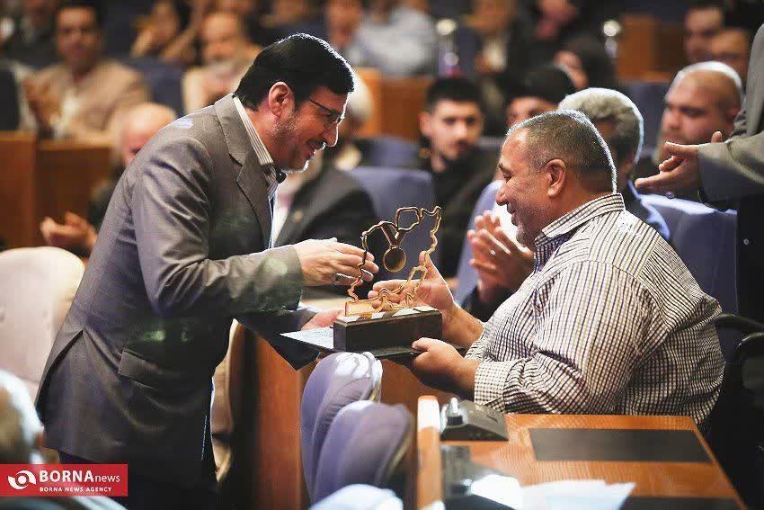 لوح و تندیس وزیر ورزش و جوانان و رئیس صدا و سیما در دستان ورزشکار جانباز تبریزی
