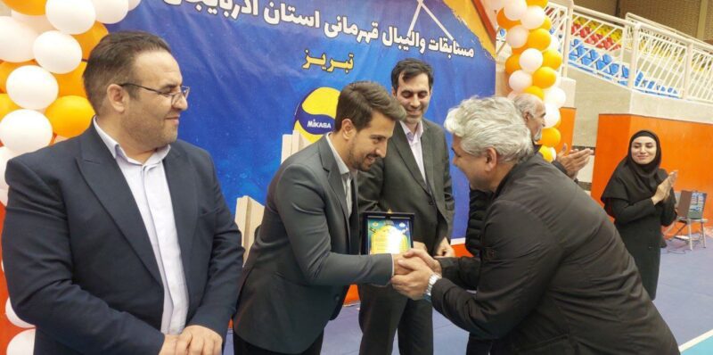 نائب‌قهرمانی افتخارآفرین تیم والیبال پیشکسوتان سراب در مسابقات استانی؛