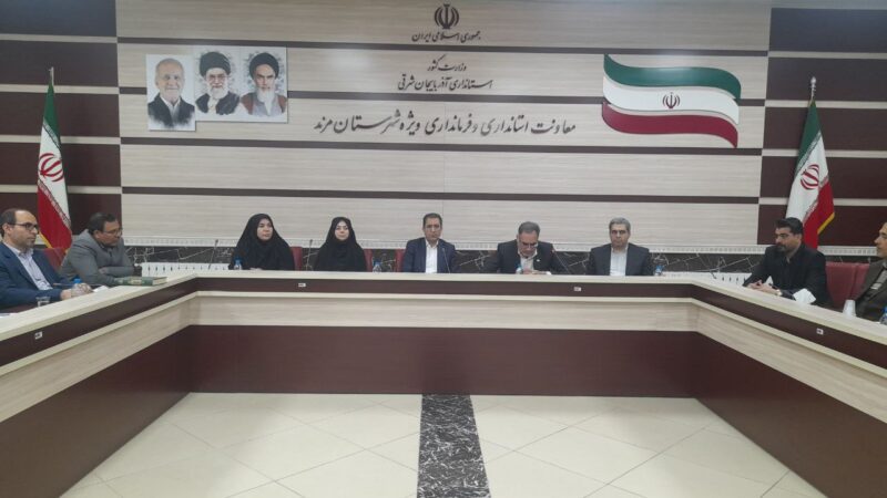 برگزاری نشست صمیمی معاون توسعه و منابع استانداری با پرسنل فرمانداری و بخشداریهای تابعه شهرستان مرند