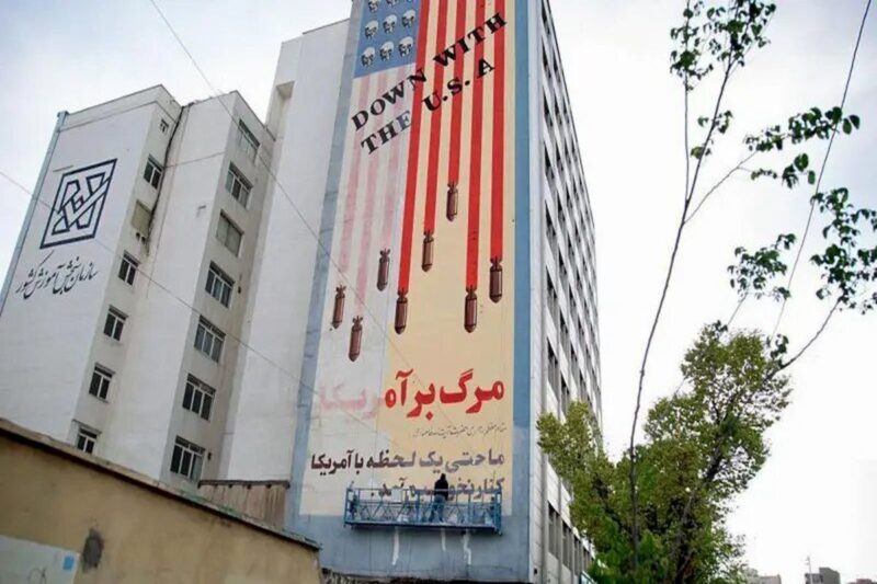 دیوارنگاره ضد آمریکایی در تهران در آستانه مذاکره، رنگ آمیزی شد/ عکس