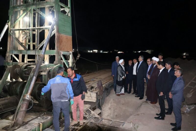 بازدید شبانه امام جمعه و فرماندار مرند از محل احداث چاه عمیق تأمین آب شرب