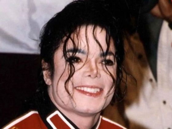 سفر در زمان؛ «مایکل جکسون» در حال صحبت با تلفن در خانه‌اش در لس‌آنجلس؛ سال ۱۳۵۱/ عکس