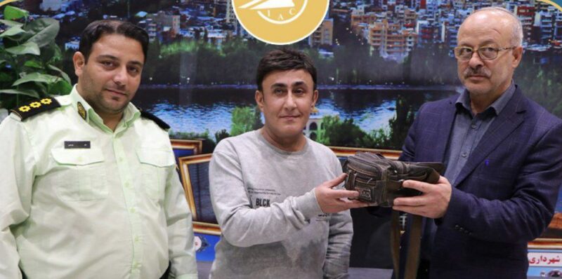 مامور پاکدست گمرک فرودگاه تبربز کیف ۳۵۰ میلیون تومانی را به صاحبش برگرداند