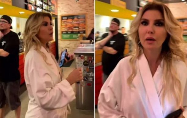 خواننده مشهور ترکیه با حوله حمام در رستوران!