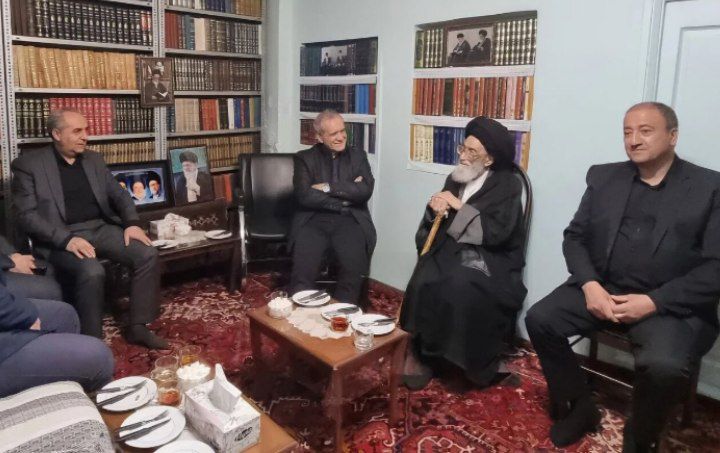 دیدار رئیس جمهور با پدر سومین امام جمعه شهید تبریز