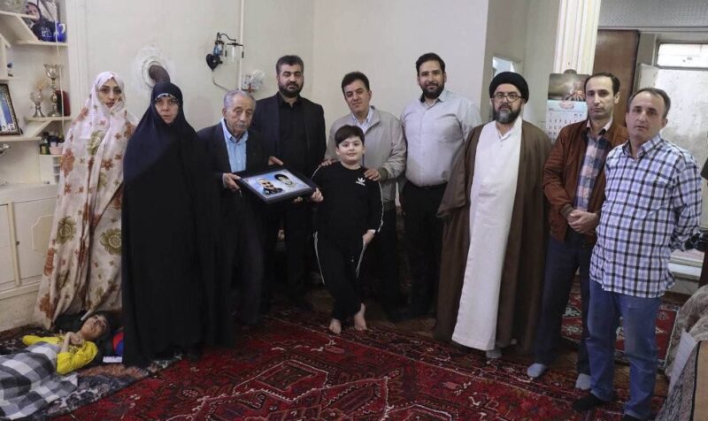 شهردار تبریز با خانواده معظم شهیدان والامقام «اسمعیل عزتی» و «سیامک خیالپرست» دیدار کرد