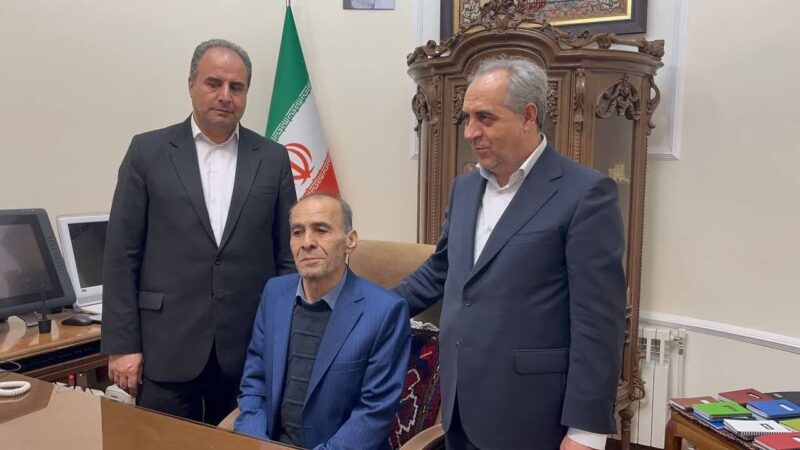 استاندار آذربایجان شرقی، معلم کلاس اول خود را بر صندلی اش نشاند