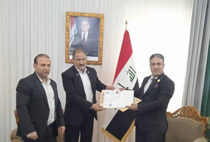 اعطای نشان سفیر صلح به نماینده رسمی کشور عراق توسط مؤسسه بین‌المللی سفیران صلح