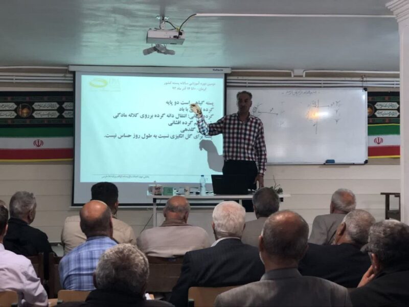برگزلری دوره مهارتی گرده افشانی و تلقیح باغات پسته در بناب