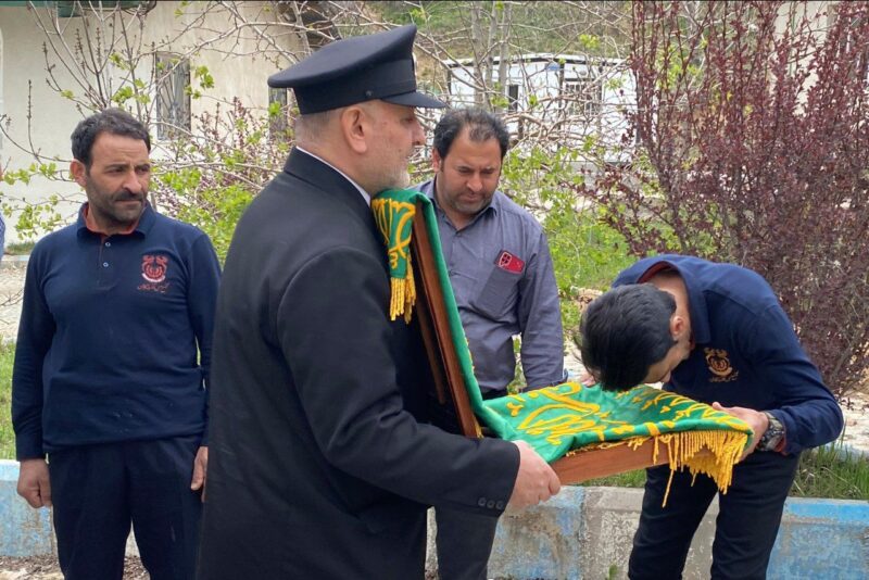 حضور خادمین و پرچم بارگاه رضوی در معدن مس سونگون
