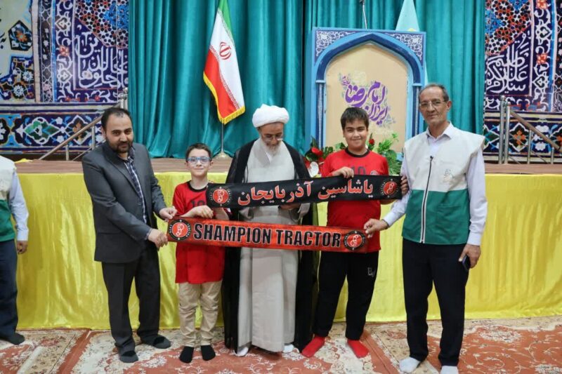 حاشیه نماز جمعه مرند/عکس امام جمعه مرند با شال هواداری تراکتور +عکس
