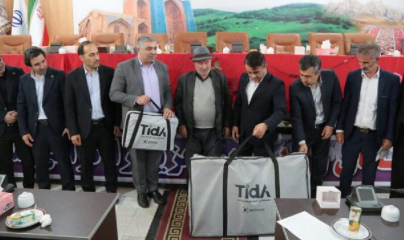 توزیع ۳۱ دستگاه پنل خورشیدی قابل حمل در بین عشایر دو سر کوچ شهرستان اهر