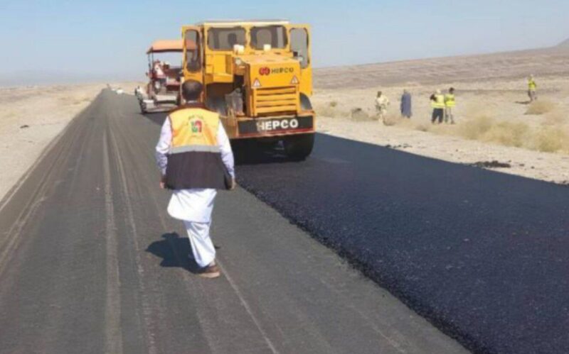 آغاز عملیات اجرایی روکش آسفالت گرم محـــور مواصلاتی سراوان_گُشت دراستان سیستان و بلوچستان