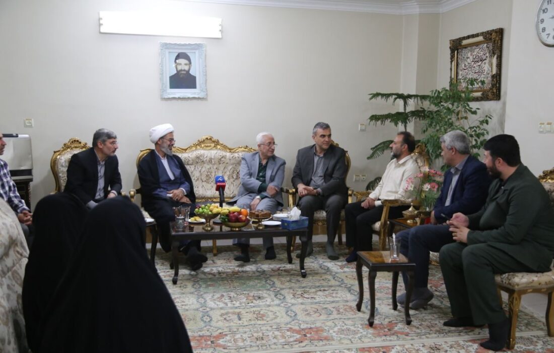 دیدار استاندار و نماینده ولی فقیه با خانواده های شهید حسین رضایی و جانباز علی طالب‌زاده