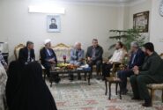 دیدار استاندار و نماینده ولی فقیه با خانواده های شهید حسین رضایی و جانباز علی طالب‌زاده