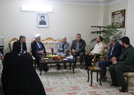 دیدار استاندار و نماینده ولی فقیه با خانواده های شهید حسین رضایی و جانباز علی طالب‌زاده