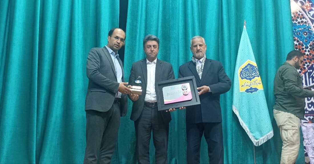 اهدای لوح افتخار از سوی شهرداری و شورای اسلامی شهر مرند به معلم ماندگار و جانباز بسیجی استان