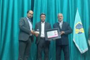 اهدای لوح افتخار از سوی شهرداری و شورای اسلامی شهر مرند به معلم ماندگار و جانباز بسیجی استان