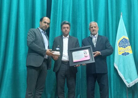 اهدای لوح افتخار از سوی شهرداری و شورای اسلامی شهر مرند به معلم ماندگار و جانباز بسیجی استان