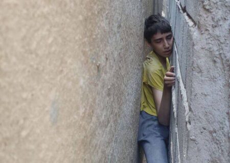 حبس میان دو دیوار عاقبت پسر بازیگوش تبریزی/واکنش سریع آتش نشانی ناجی این کودک شد