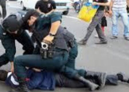 زمین گیرشدن فرد قمه بدست در اتوبان پاسداران توسط پلیس تبریز