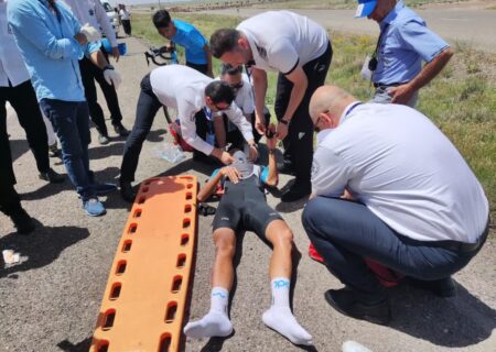 مصدومیت یکی از رکاب‌زنان اندونزی، تور دوچرخه‌سواری ایران-آذربایجان و اقدام به موقع عوامل اورژانس