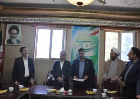 اهدای حکم انتصاب رئیس مرکز تحقیقات و آموزش کشاورزی و منابع طبیعی آذربایجان شرقی