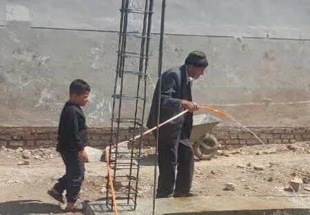 سنگ تمام پدر بزرگ ۹۹ ساله برای تکمیل مدرسه دهه نودی‌های روستا  