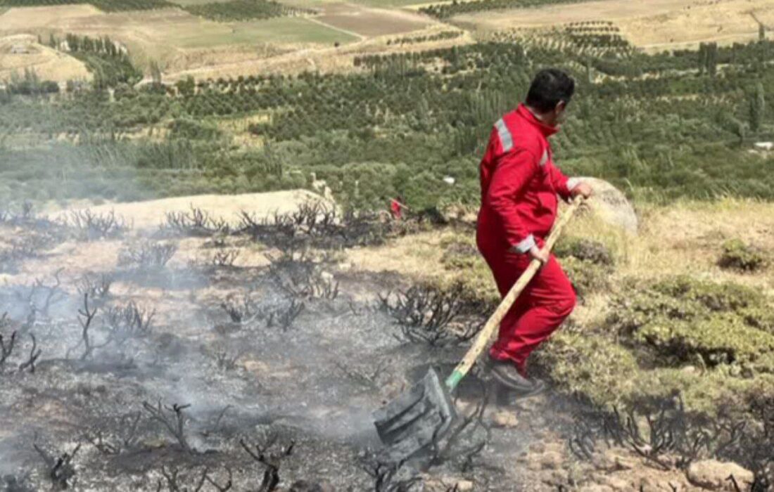 مهار آتش‌سوزی در مراتع آلماچوان مراغه