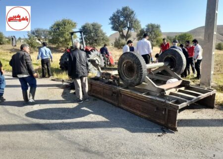 برخورد تراکتور با تیر برق و واژگونی جان دو نفر را گرفت