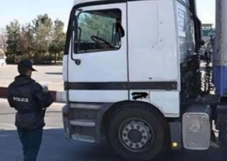 توقیف تریلی در محور یزد میبد /شوفر نوجوان ۱۳ ساله بود