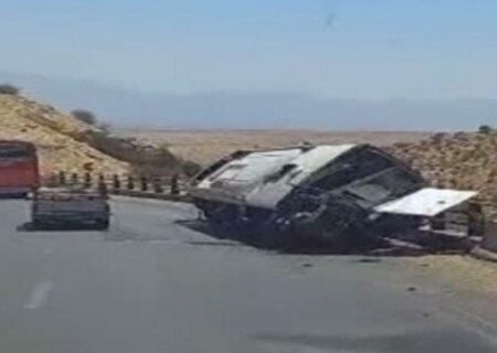 واژگونی خونین اتوبوس در فارس هشت کشته و ۱۵ مصدوم داشت