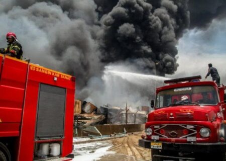 آتش سوزی در پالایشگاه نفت آبادان؛ عملیات اطفای حریق ادامه دارد