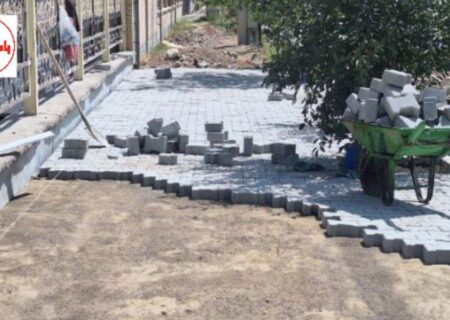 ادامه روند بهسازی معابر ورزقان با اجرای سنگفرش مقابل دادگستری