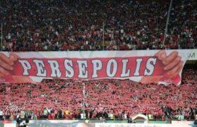 اعتراض هواداران پرسپولیس به وضعیت نقل و انتقالات باشگاه/ ویدئو