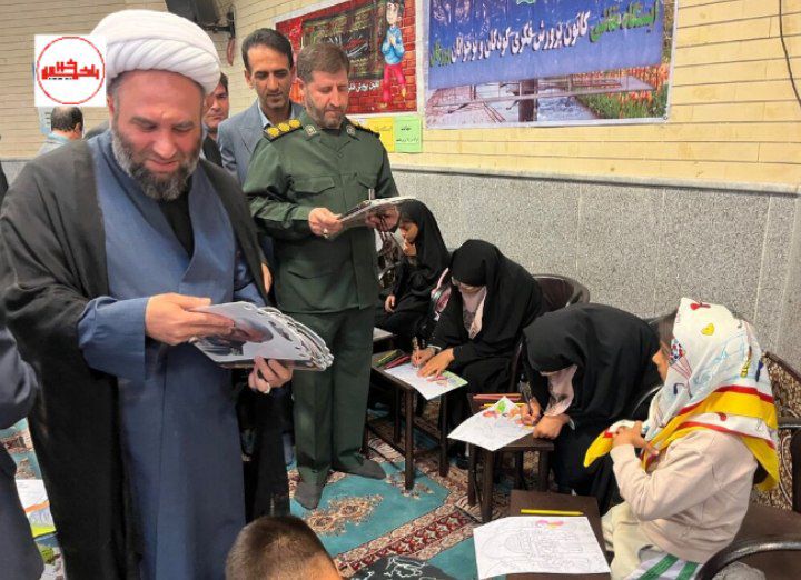 برپایی غرفههای فرهنگی کانون در مراسم نماز جمعه شهر ورزقان