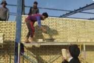 امام جمعه اهواز برای کمک به ساخت مواکب اربعین دست به آجر شد!